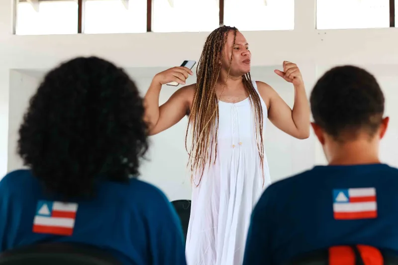 A poesia nossa de cada dia: projeto leva pocket show e oficina literária a Ilhéus