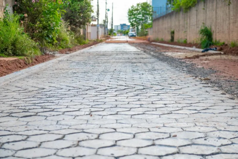 Prefeitura de Teixeira de Freitas intensifica melhorias e pavimenta ruas importantes no Monte Castelo Prefeitura de Teixeira de Freitas intensifica melhorias e pavimenta ruas importantes no Monte Castelo