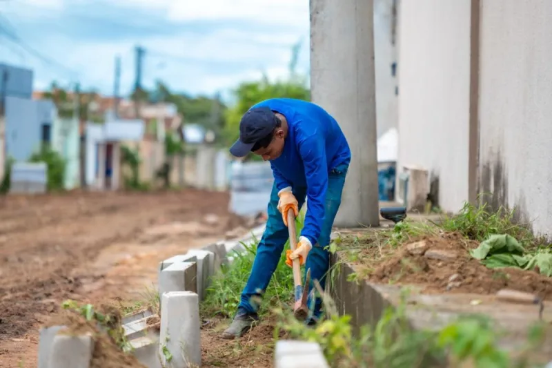 Prefeitura de Teixeira de Freitas intensifica melhorias e pavimenta ruas importantes no Monte Castelo Prefeitura de Teixeira de Freitas intensifica melhorias e pavimenta ruas importantes no Monte Castelo