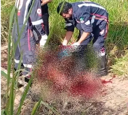 Homem é brutalmente atacado com golpes de facões no bairro irmã Dulce Homem é brutalmente atacado com golpes de facões no bairro irmã Dulce