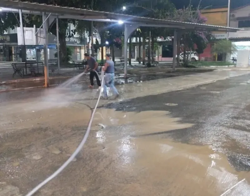 Prefeitura de Medeiros Neto age rápido e garante limpeza das ruas após inundações 