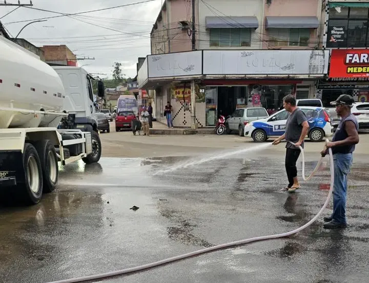Prefeitura de Medeiros Neto age rápido e garante limpeza das ruas após inundações 