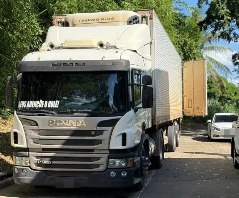 Caminhão com 25 toneladas de salsicha vencida é apreendido pela Polícia Civil na Bahia