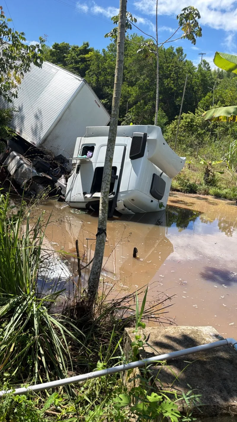 Caminhão carregado de móveis sai da pista e deixa motorista ferido em Nova Viçosa