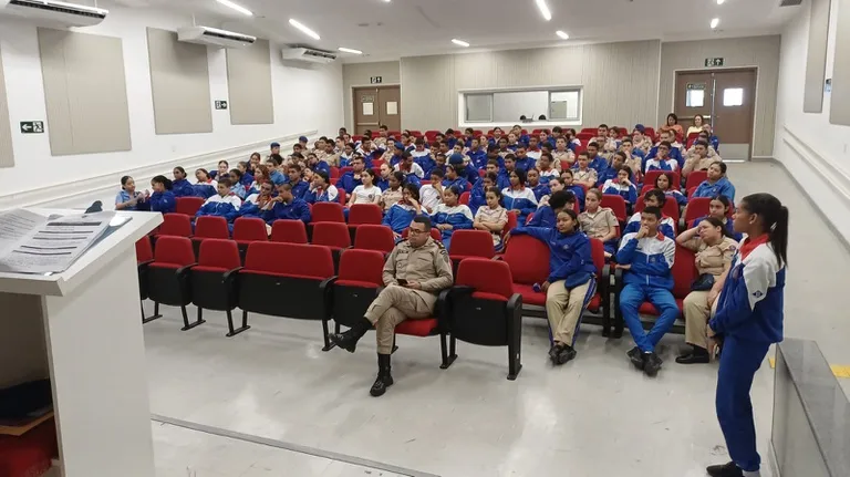 PRF promove ciclo de palestras para alunos do Colégio da Polícia Militar em Teixeira de Freitas