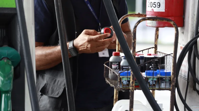 Procon notifica 111 postos de combustíveis e distribuidoras durante operações de fiscalização na Bahia