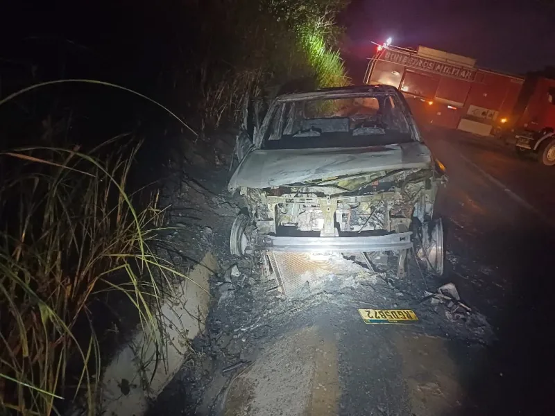 Veículo pega fogo na BR-101 em Teixeira de Freitas, mas ocupantes saem ilesos