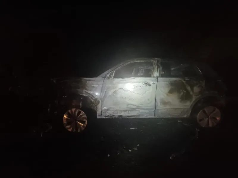 Veículo pega fogo na BR-101 em Teixeira de Freitas, mas ocupantes saem ilesos