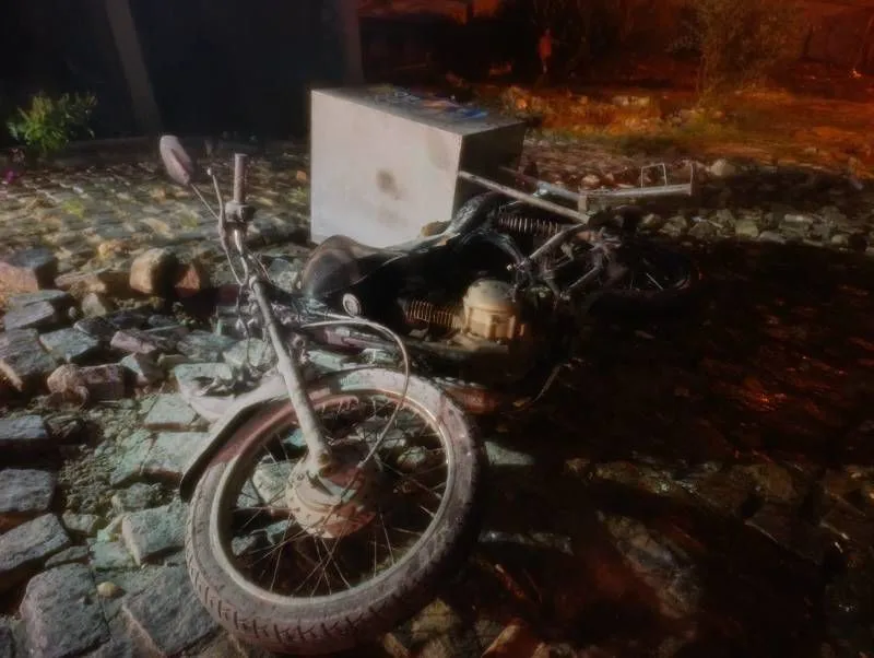 Homem embriagado incendeia moto e acaba preso com armas artesanais em Itamaraju