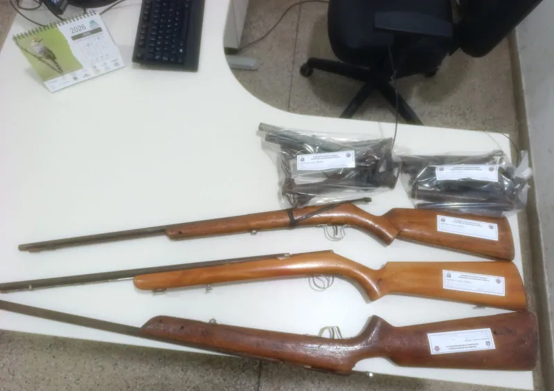 Homem embriagado incendeia moto e acaba preso com armas artesanais em Itamaraju