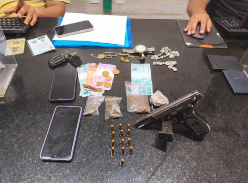 Polícia apreende arma, drogas e equipamentos de som após denúncia de perturbação em Eunápolis Polícia apreende arma, drogas e equipamentos de som após denúncia de perturbação em Eunápolis