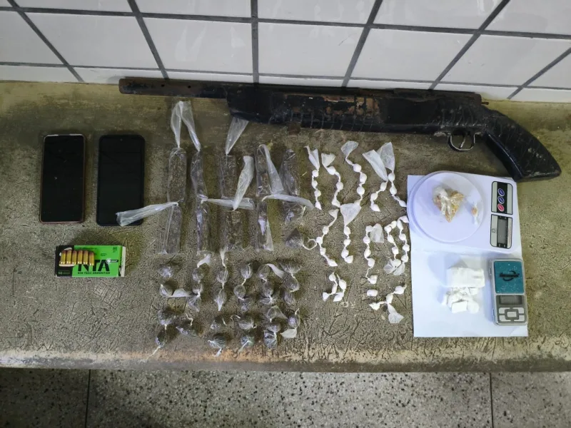 Suspeitos são presos com drogas e arma durante patrulhamento na BA-290, em Alcobaça