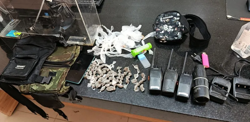 Homem é preso com drogas e equipamentos do tráfico em Eunápolis Homem é preso com drogas e equipamentos do tráfico em Eunápolis
