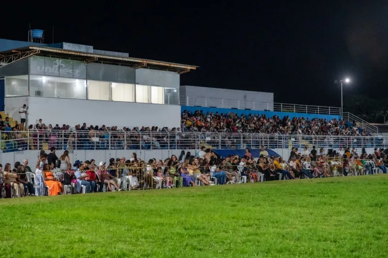 “A Paixão de Cristo” emociona milhares de pessoas no Estádio Tomatão, em Teixeira de Freitas