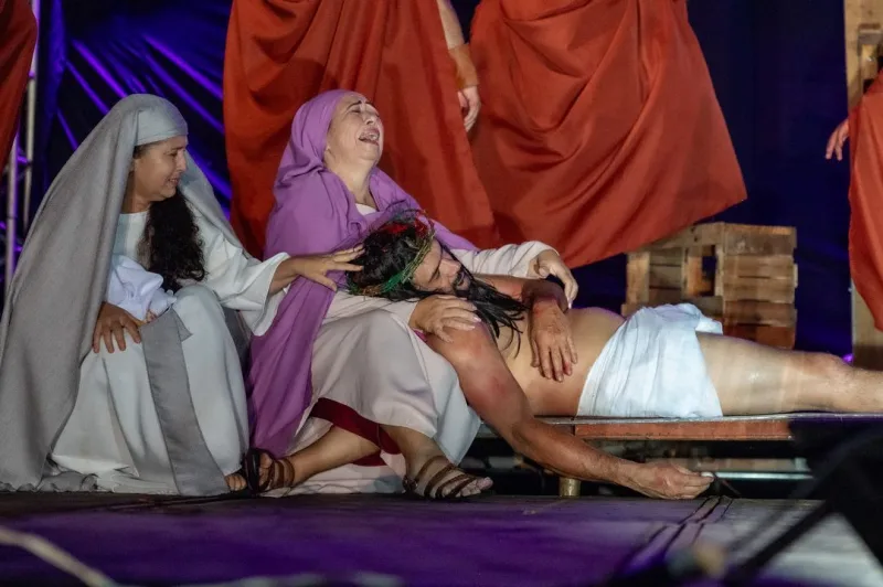 “A Paixão de Cristo” emociona milhares de pessoas no Estádio Tomatão, em Teixeira de Freitas