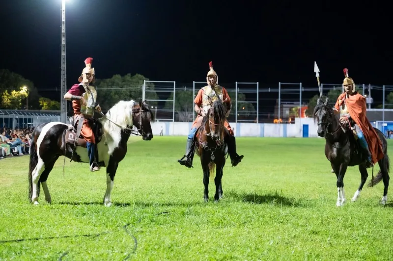 “A Paixão de Cristo” emociona milhares de pessoas no Estádio Tomatão, em Teixeira de Freitas