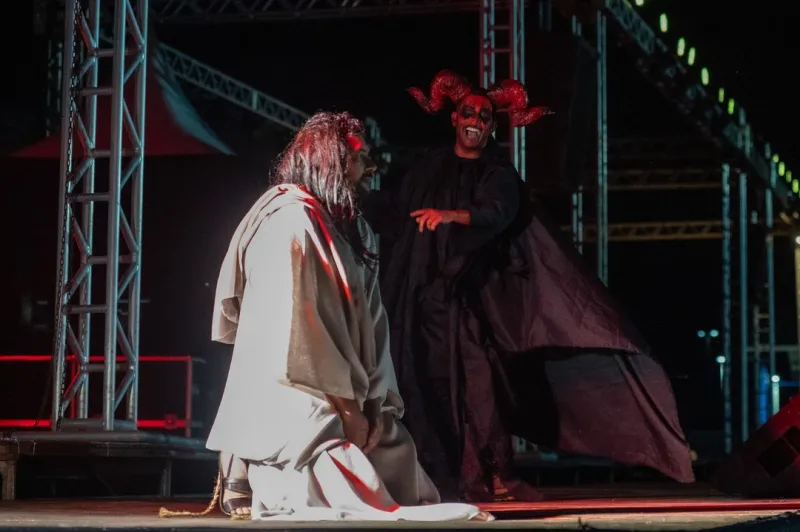 “A Paixão de Cristo” emociona milhares de pessoas no Estádio Tomatão, em Teixeira de Freitas
