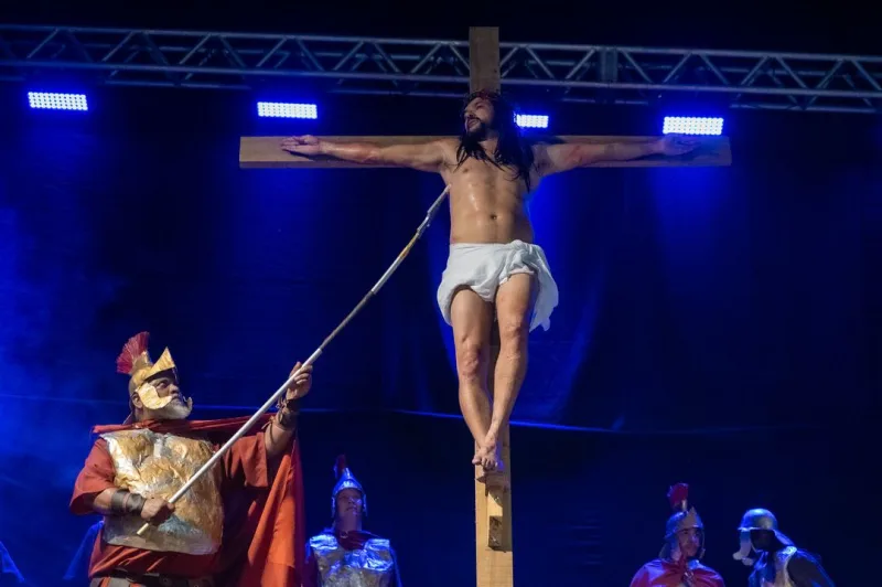 “A Paixão de Cristo” emociona milhares de pessoas no Estádio Tomatão, em Teixeira de Freitas