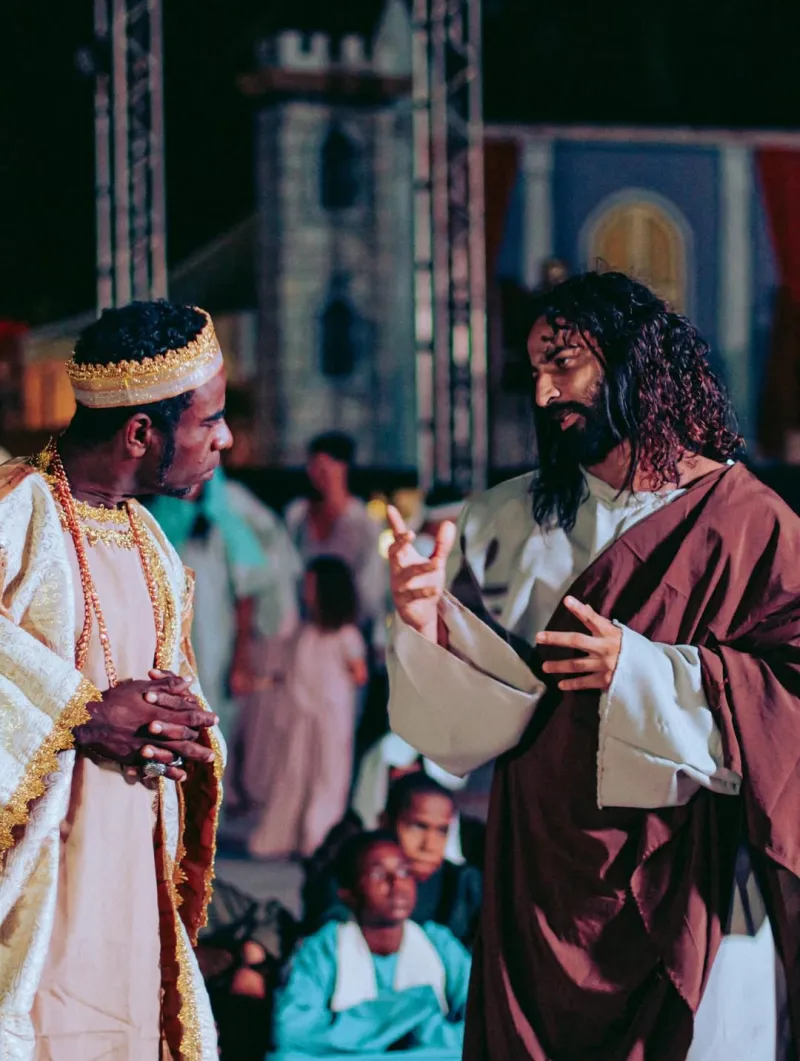 Alcobaça revive emoção e fé em encenação da Paixão de Cristo Alcobaça revive emoção e fé em encenação da Paixão de Cristo