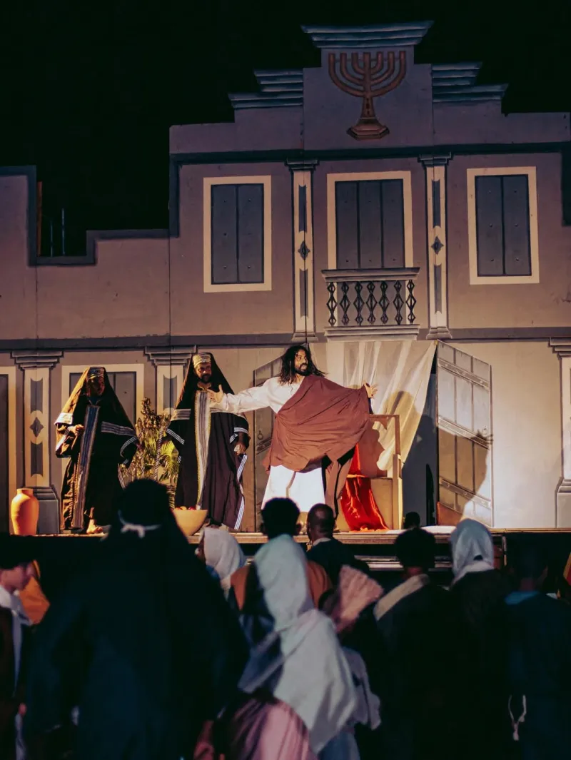 Alcobaça revive emoção e fé em encenação da Paixão de Cristo Alcobaça revive emoção e fé em encenação da Paixão de Cristo