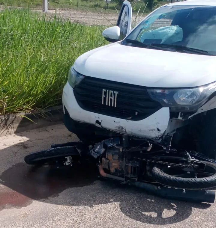 Motociclista morre em acidente após desviar de ônibus e invadir contramão em Eunápolis