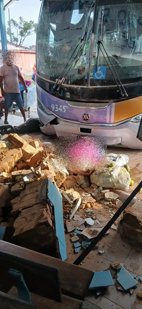 Ônibus invade rodoviária   e deixa mortos e feridos no interior da Bahia