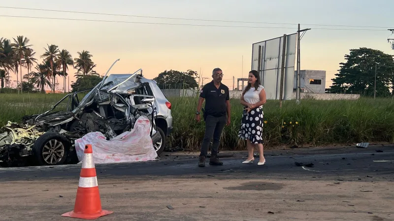 Vídeos -Motorista morre preso às ferragens após colisão violenta na BR-101 em Teixeira de Freitas