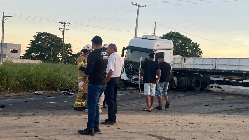 Vídeos -Motorista morre preso às ferragens após colisão violenta na BR-101 em Teixeira de Freitas