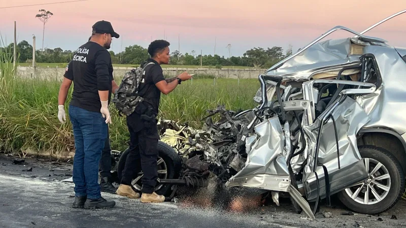 Vídeos -Motorista morre preso às ferragens após colisão violenta na BR-101 em Teixeira de Freitas
