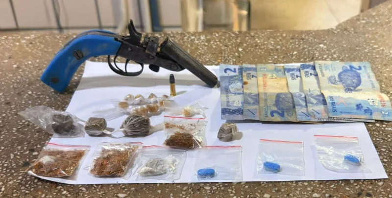 Polícia Militar apreende arma de fogo e drogas em Teixeira de Freitas