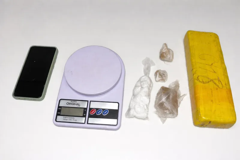 Suspeito de tráfico é preso com drogas e balança em Caravelas