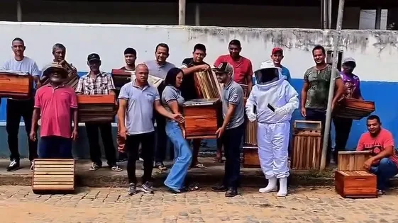 Produtores de mel recebem equipamentos e ganham reforço no campo em Itanhém Produtores de mel recebem equipamentos e ganham reforço no campo em Itanhém