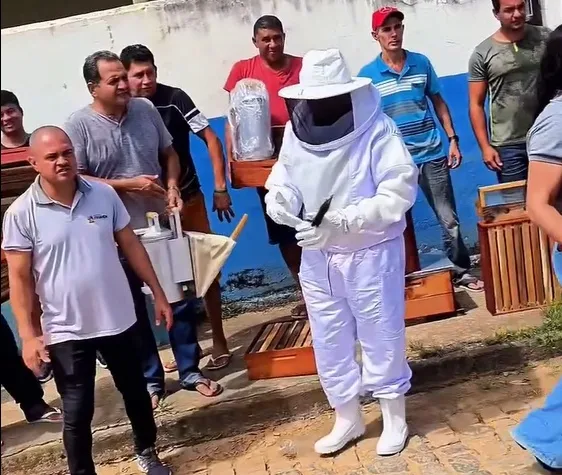 Produtores de mel recebem equipamentos e ganham reforço no campo em Itanhém Produtores de mel recebem equipamentos e ganham reforço no campo em Itanhém