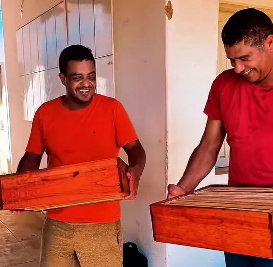 Produtores de mel recebem equipamentos e ganham reforço no campo em Itanhém Produtores de mel recebem equipamentos e ganham reforço no campo em Itanhém