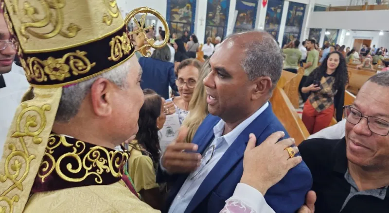 Prefeito Robertinho participa da posse de Dom Aldemiro em Teixeira de Freitas