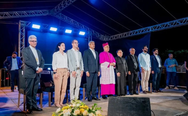 Ao lado do governador, prefeito Marcelo Belitardo e primeira dama Penélope participa da posse do novo bispo de Teixeira de Freitas. Ao lado do governador, prefeito Marcelo Belitardo e primeira dama Penélope participa da posse do novo bispo de Teixeira de Freitas.