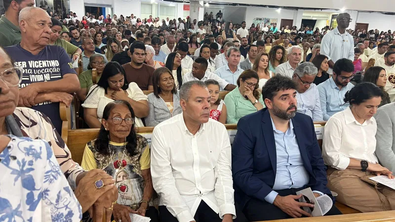 Ao lado do governador, prefeito Marcelo Belitardo e primeira dama Penélope participa da posse do novo bispo de Teixeira de Freitas. Ao lado do governador, prefeito Marcelo Belitardo e primeira dama Penélope participa da posse do novo bispo de Teixeira de Freitas.