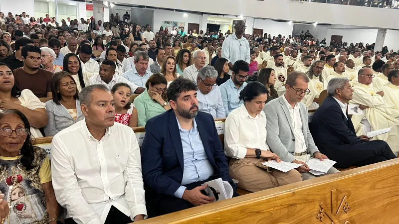 Ao lado do governador, prefeito Marcelo Belitardo e primeira dama Penélope participa da posse do novo bispo de Teixeira de Freitas. Ao lado do governador, prefeito Marcelo Belitardo e primeira dama Penélope participa da posse do novo bispo de Teixeira de Freitas.
