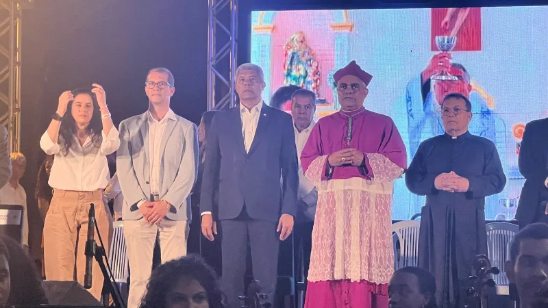 Ao lado do governador, prefeito Marcelo Belitardo e primeira dama Penélope participa da posse do novo bispo de Teixeira de Freitas. Ao lado do governador, prefeito Marcelo Belitardo e primeira dama Penélope participa da posse do novo bispo de Teixeira de Freitas.