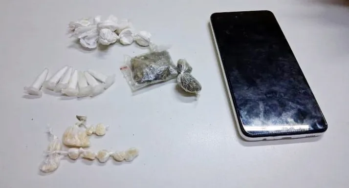 Mulher é presa após tentar descartar drogas ao ver viatura da PM em Eunápolis