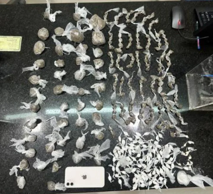 Mulher é presa com grande quantidade de drogas durante abordagem em Eunápolis Mulher é presa com grande quantidade de drogas durante abordagem em Eunápolis