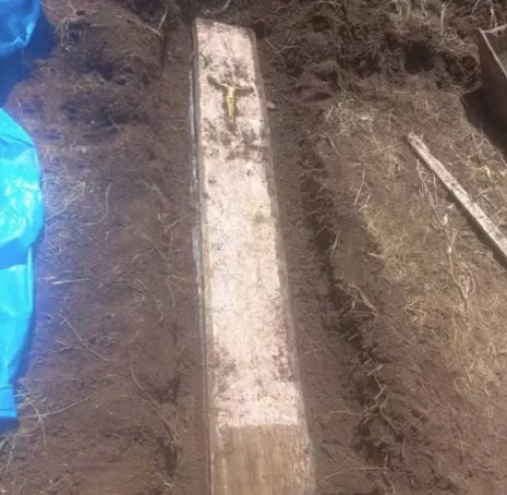 Homem vai fazer horta no quintal e encontra caixão com ossada enterrado Homem vai fazer horta no quintal e encontra caixão com ossada enterrado