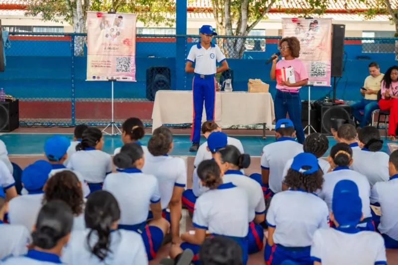 Estudantes participam de ação de conscientização com a cartilha “Meu Namoro é Massa!”