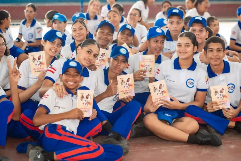 Estudantes participam de ação de conscientização com a cartilha “Meu Namoro é Massa!”