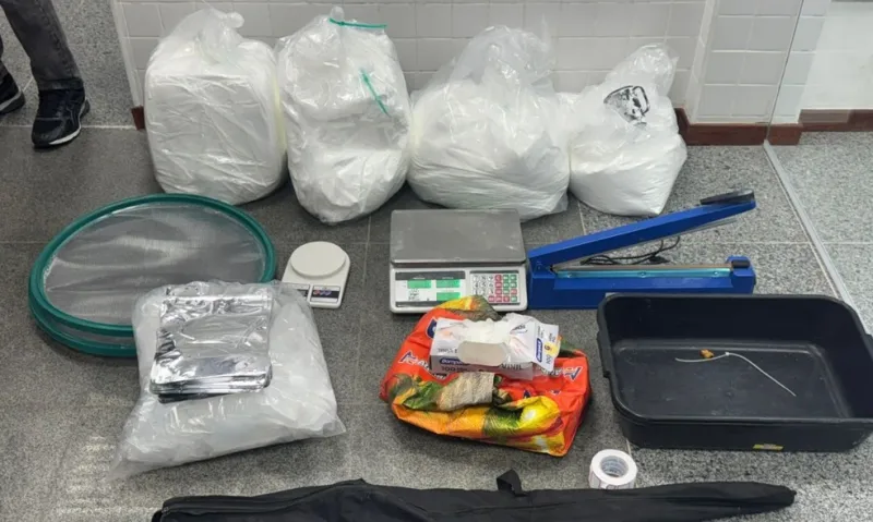 Após denúncia anônima, mulher é presa com 70 kg de cocaína em Feira de Santana Após denúncia anônima, mulher é presa com 70 kg de cocaína em Feira de Santana