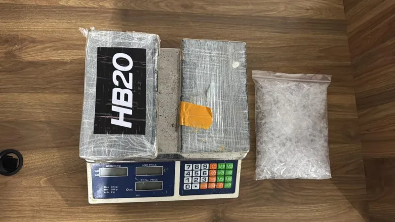 Tiros e fuga: suspeitos abandonam mais de 2 kg de cocaína em Cabrália