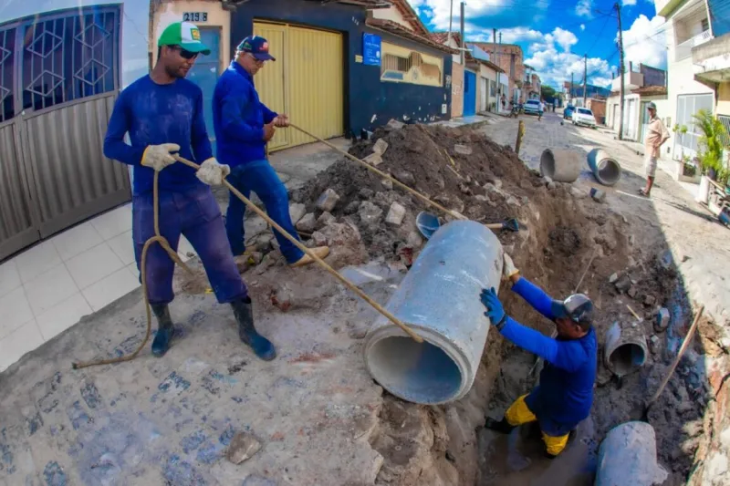 Prefeitura de Teixeira de Freitas recupera rede de drenagem no bairro São Lourenço