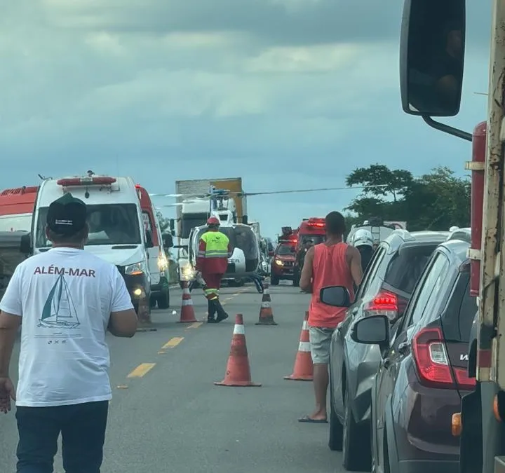Tragédia na BR-101: Dois mortos e três feridos em acidente entre  carros e carreta  provocado por ultrapassagem no Norte do Espírito Santo