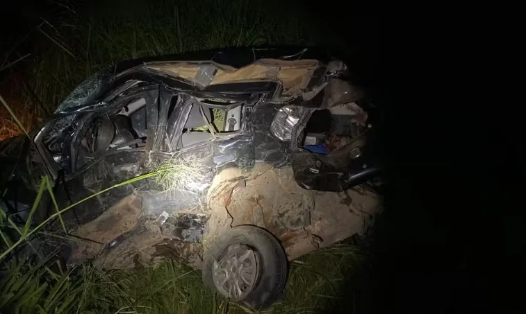 Três morrem após carro ser atingido ao tentar atravessar rodovia na Bahia