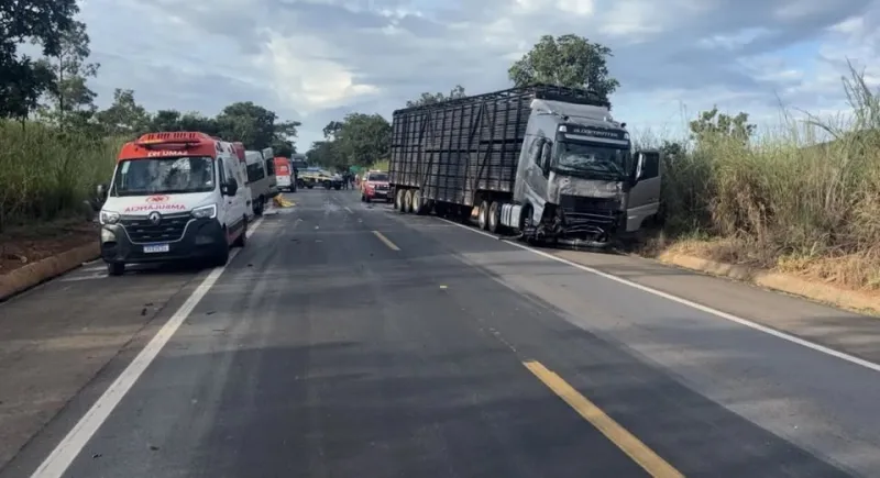 Oito pessoas morrem e oito ficam feridas em grave acidente com três veículos na BR-020